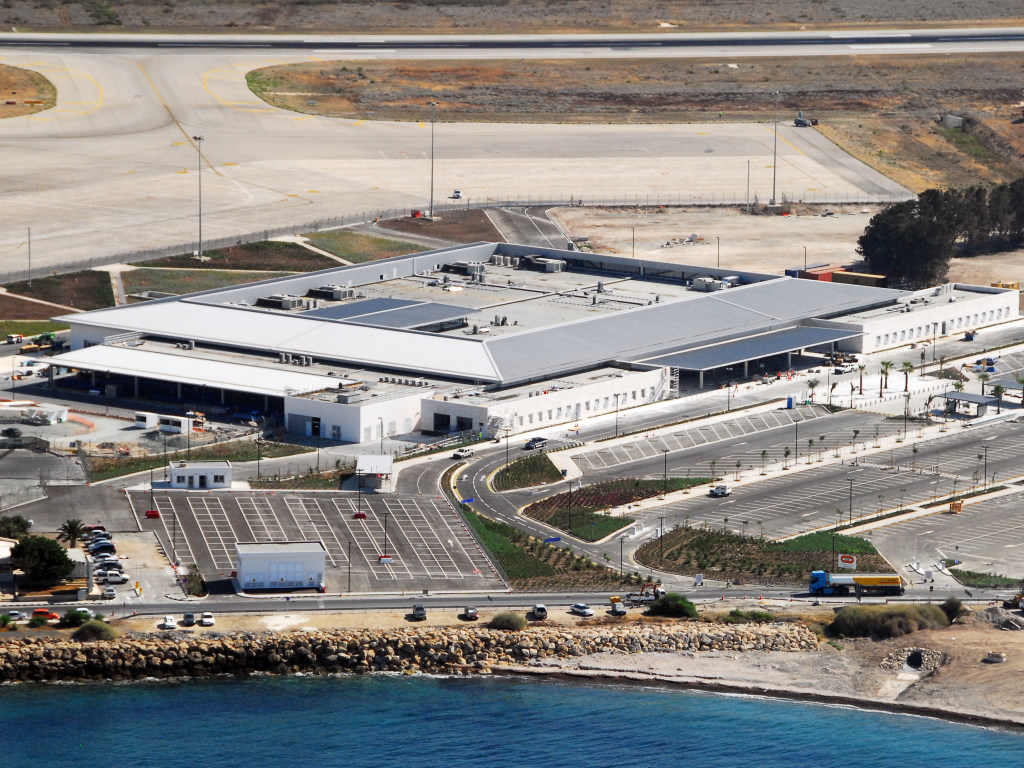 Переполох в аэропорту Кипра: украинец пытался остановить вылет самолета и задержал два рейса