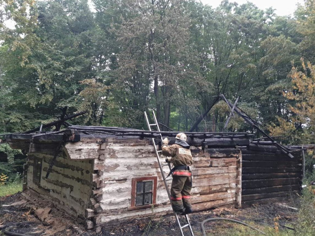 Вспыхнул дом: В Киеве произошел пожар в музее Пирогово (ФОТО)