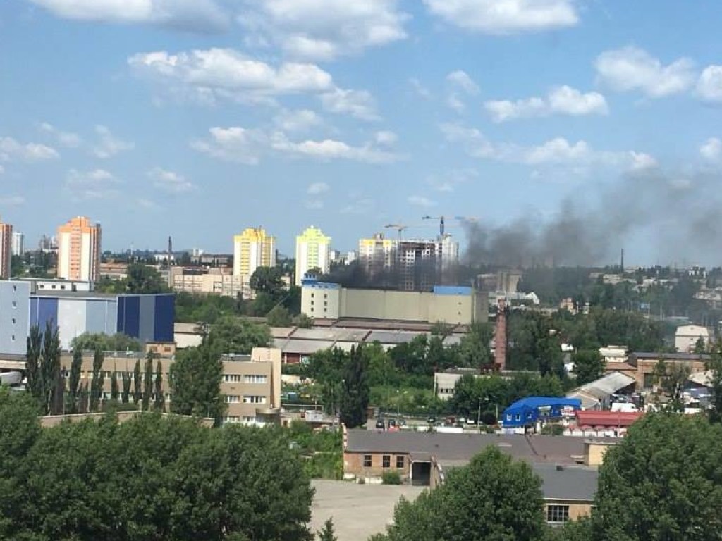 На Отрадном в Киеве масштабный пожар: на борьбу с огнем брошены все силы (ФОТО, ВИДЕО)