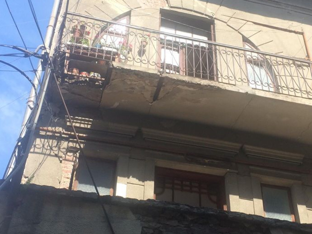 В Ивано-Франковске 87-летняя пенсионерка пострадала из-за обрушения балкона (ФОТО, ВИДЕО)