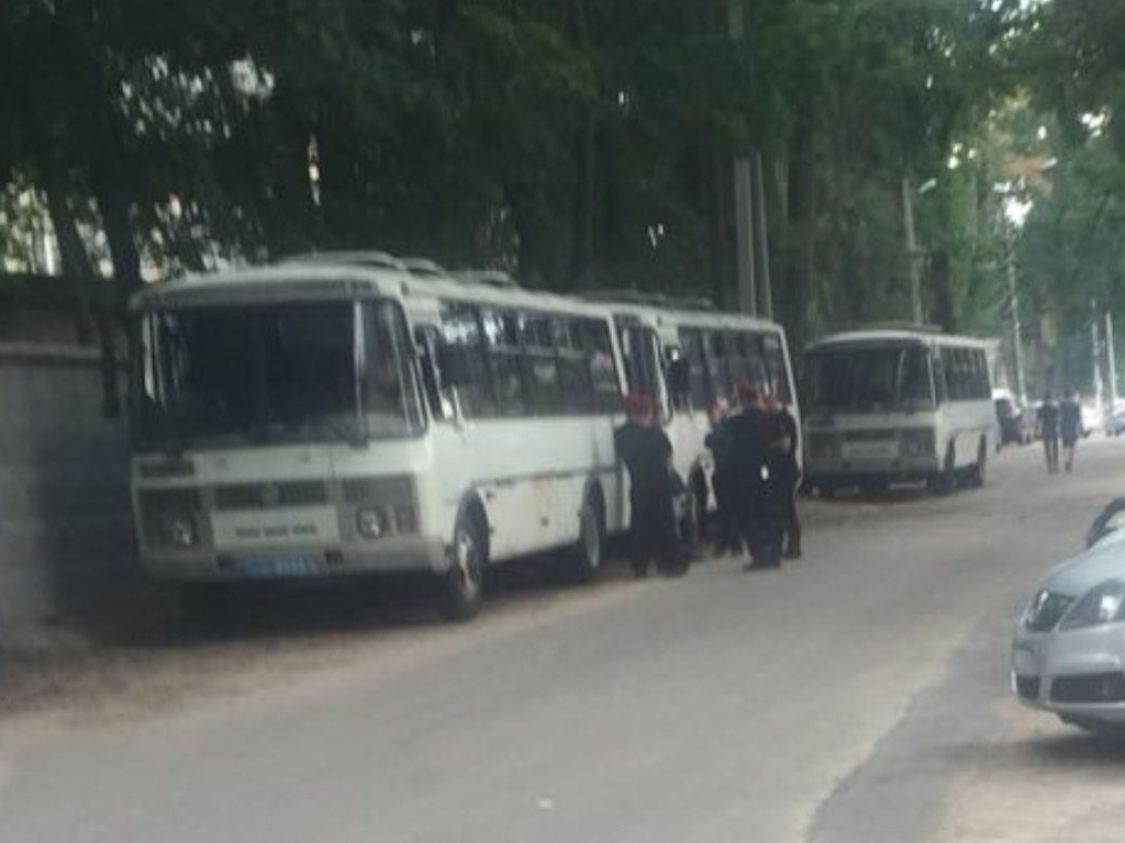Три автобуса нацгвардейцев привезли в Ирпень защищать незаконную застройку (ФОТО)