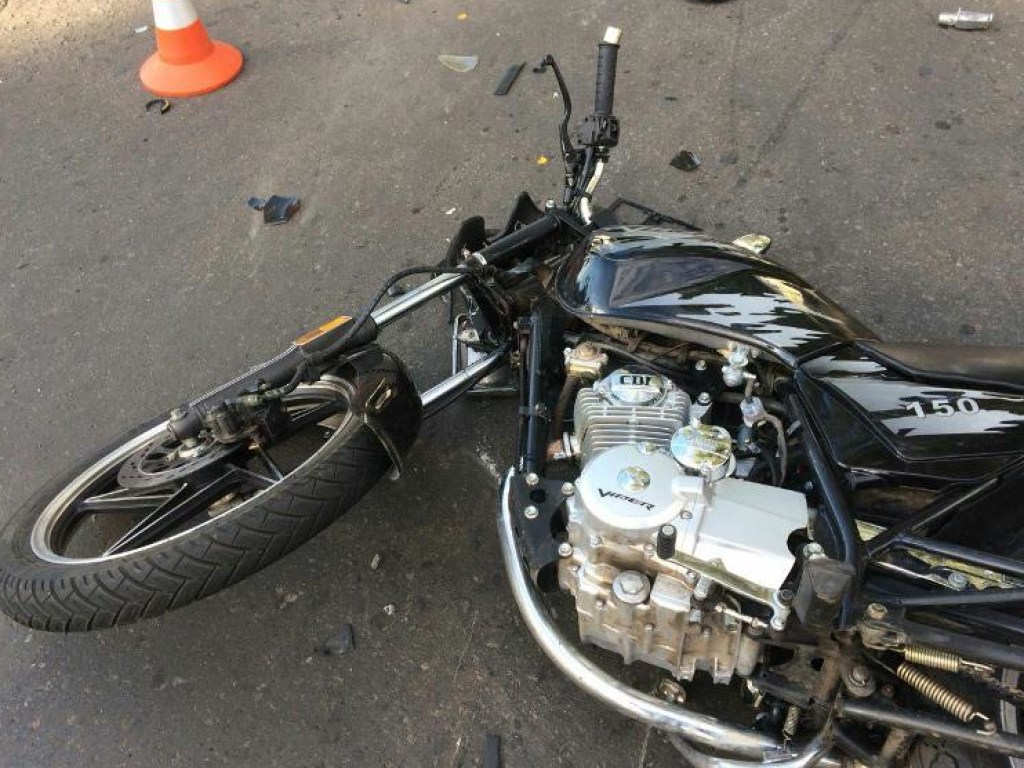 В Кременчуге юный мотоциклист на перекрёстке столкнулся с Nissan, парня доставили в больницу (ФОТО)