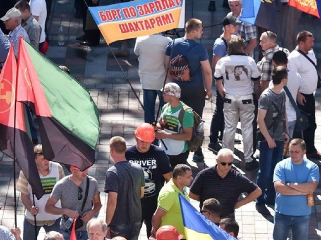 Шахтеры вернулись под стены Рады: требуют увеличить финансирование отрасли (ФОТО)