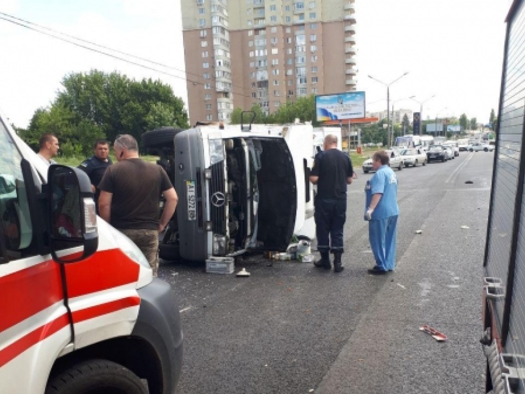 Серьезная авария в Харькове: дорогу не поделили грузовик и бензовоз (ФОТО)