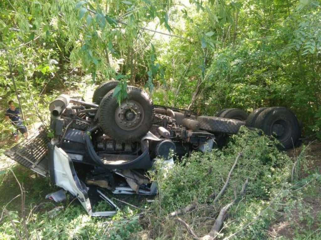 Смертельное ДТП в Запорожской области: военный грузовик вылетел в кювет и перевернулся (ФОТО)