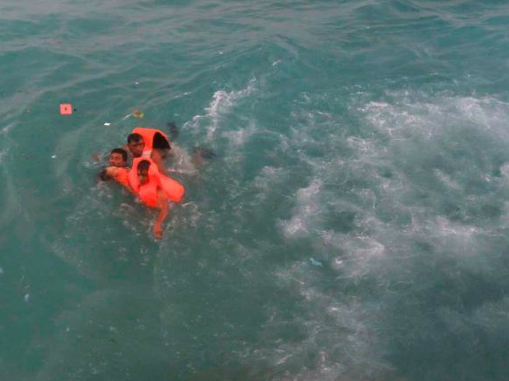 У побережья Индонезии затонул паром: 34 человека погибли (ФОТО, ВИДЕО)
