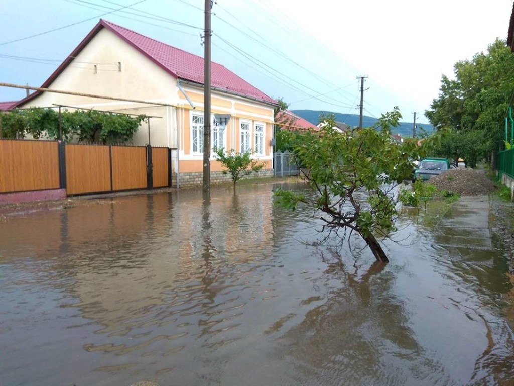 Из-за сильных дождей с градом на Закарпатье затопило несколько улиц (ФОТО)