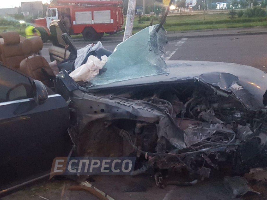 В Киеве машина разбилась всмятку, влетев в электроопору (ФОТО)