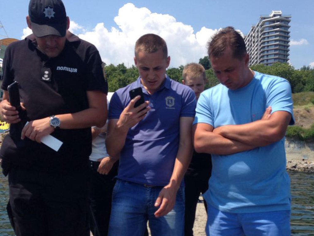 Одесские водолазы нашли на Чкаловском пляже тело утопленника (ФОТО)