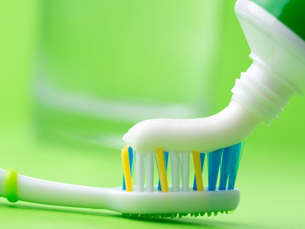 Никогда больше этого не делайте: ученые предупредили об опасности глотания  зубной пасты