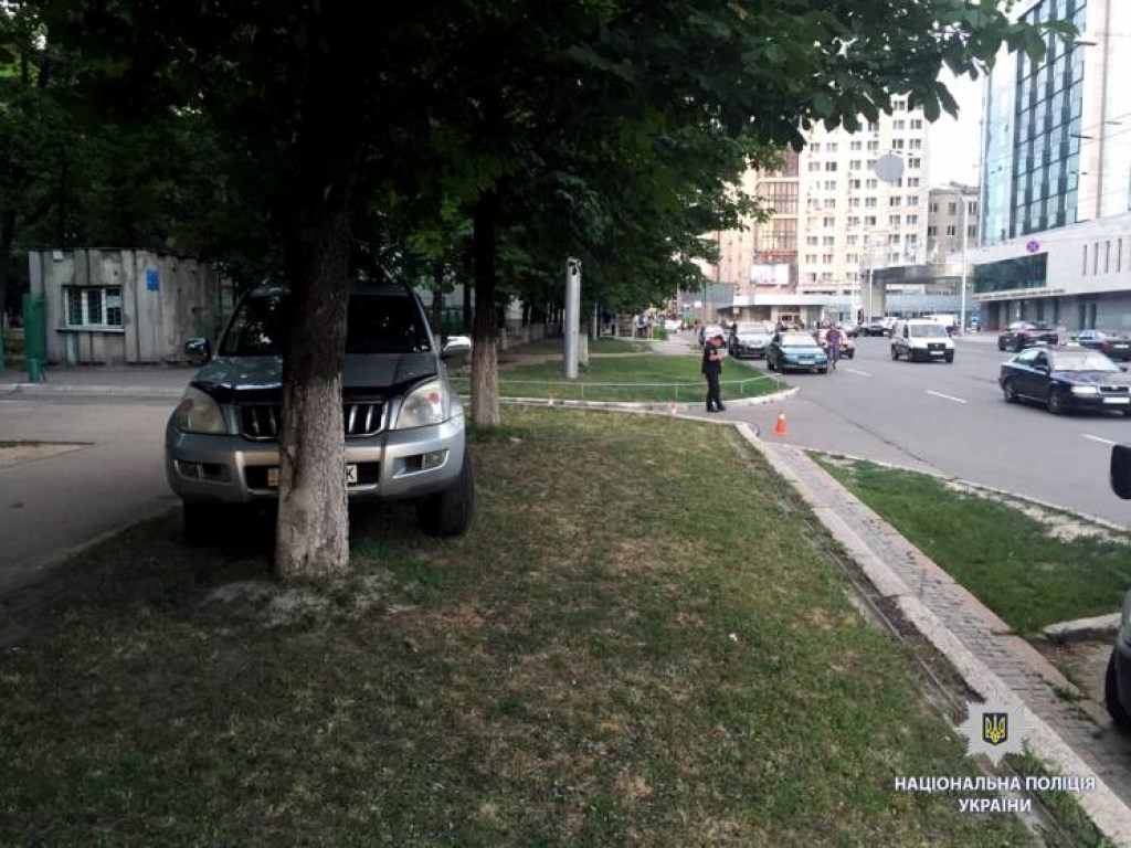 Женщина за рулем Toyota в центре Харькова насмерть сбила 19-летнего мотогонщика (ФОТО)
