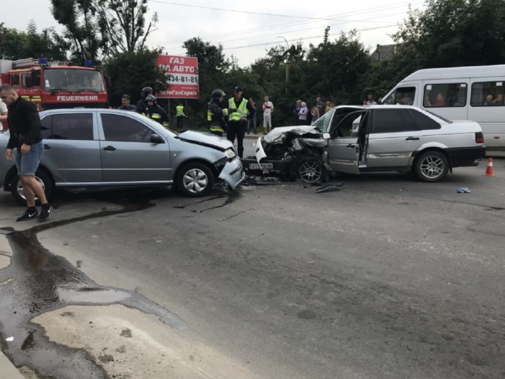 Лоб в лоб: На Прикарпатье пьяный водитель Volkswagen вышел на «встречку» и столкнулся с Skoda (ФОТО)