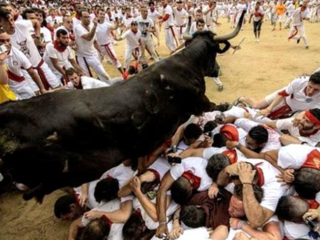 4 человека пострадали во время забега с быками на севере Испании (ФОТО)