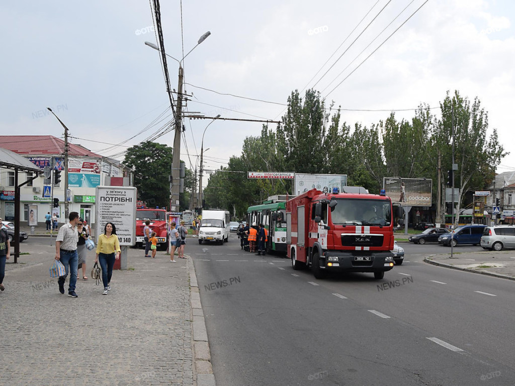 На перекрестке в центре Николаева загорелся троллейбус (ФОТО, ВИДЕО)