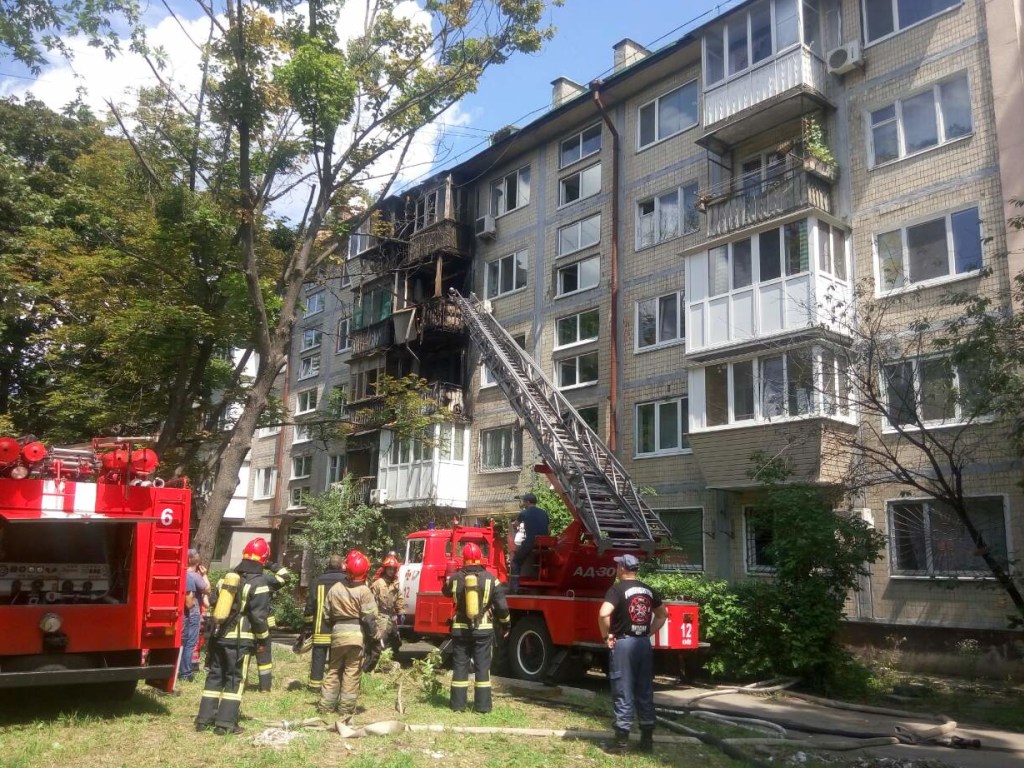 На Нивках в Киеве в многоэтажке произошел пожар: бойцы ГСЧС провели эвакуацию жильцов (ФОТО)