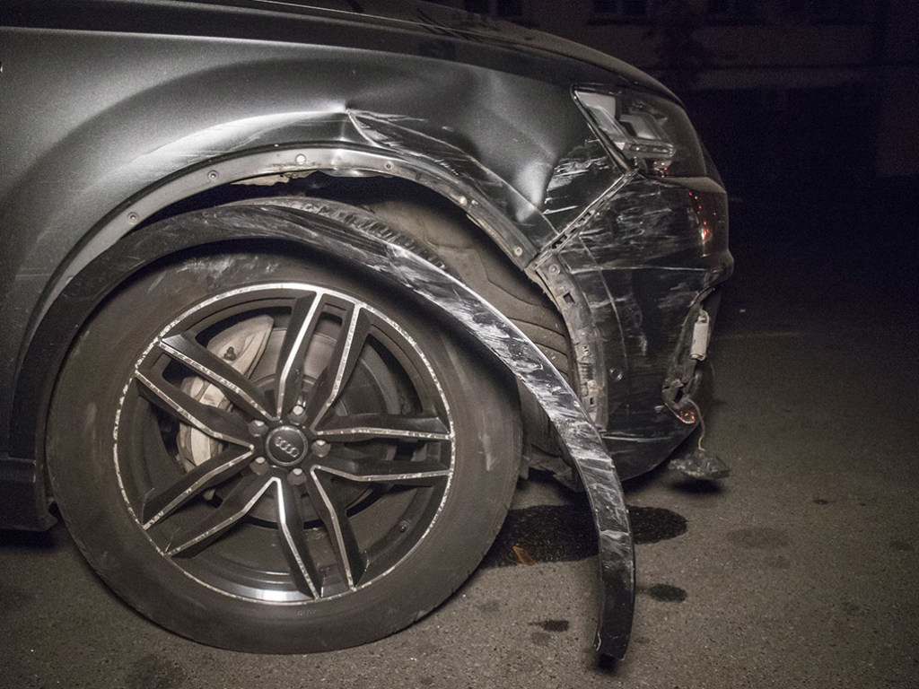 В центре Киева пьяный водитель Audi Q7 протаранил два припаркованных автомобиля (ФОТО, ВИДЕО)