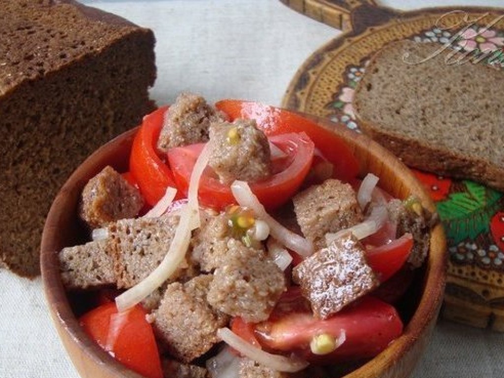 Рецепт дня: Пикантный  хлебный салат с помидорами