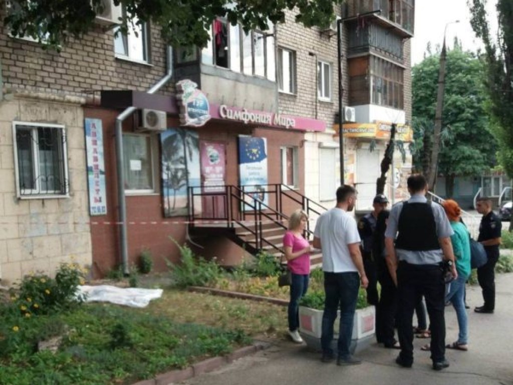 В Запорожье пенсионер выбросился из окна 4 этажа (ФОТО)