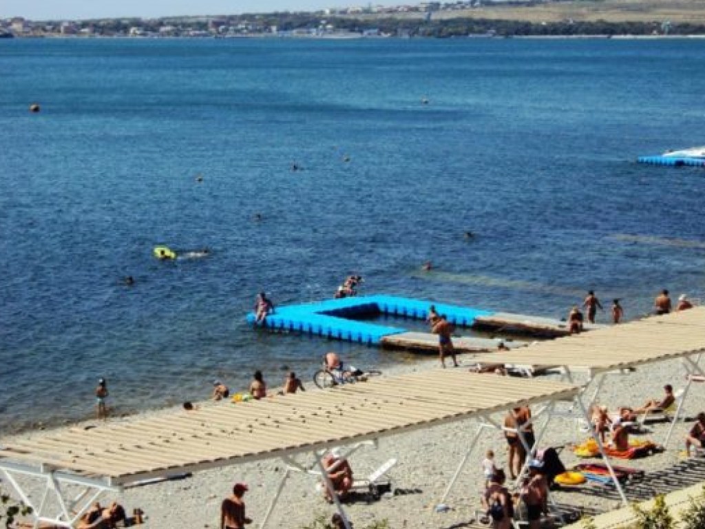 Черное море стало коричневым: из-за фекалий в воде россиян перестали пускать на пляжи &#8212; СМИ (ФОТО, ВИДЕО)