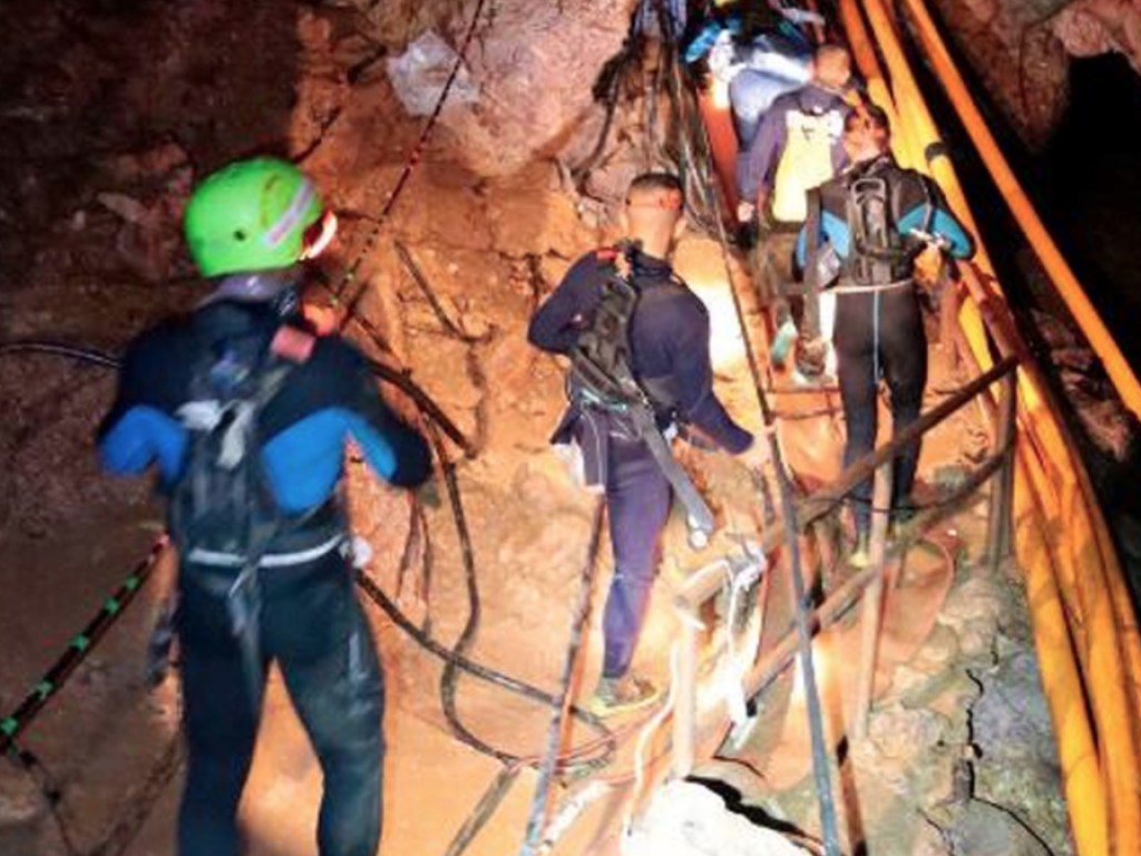 Из пещеры Кхао Луанг в Таиланде вывели первых школьников (ФОТО)