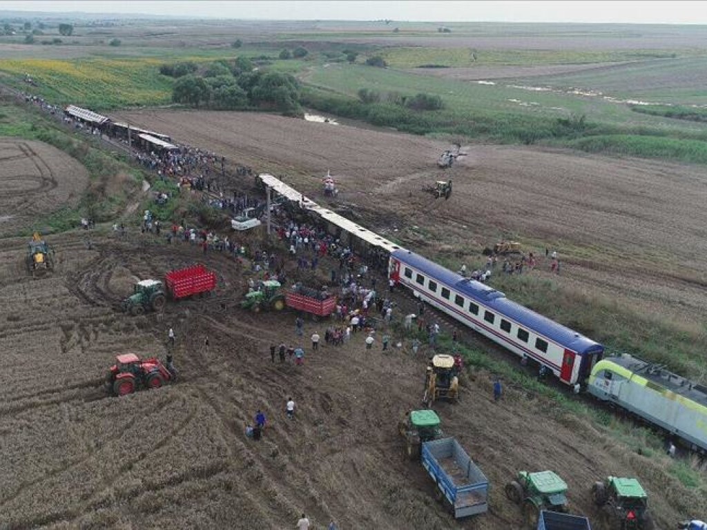 В Турции перевернулся пассажирский поезд: 10 погибших, 73 раненых (ФОТО)