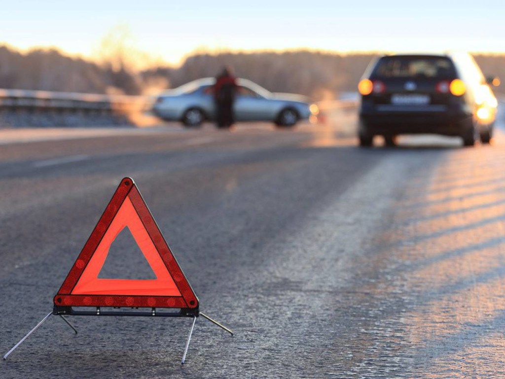 В Киеве девушка за рулем Audi попала в ДТП, автомобиль перевернулся (ВИДЕО)