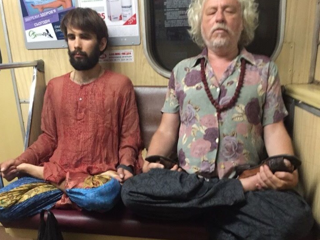 В столичном метро заметили «йогов»: двое мужчин заняли три места и застыли в одной позе (ФОТО)