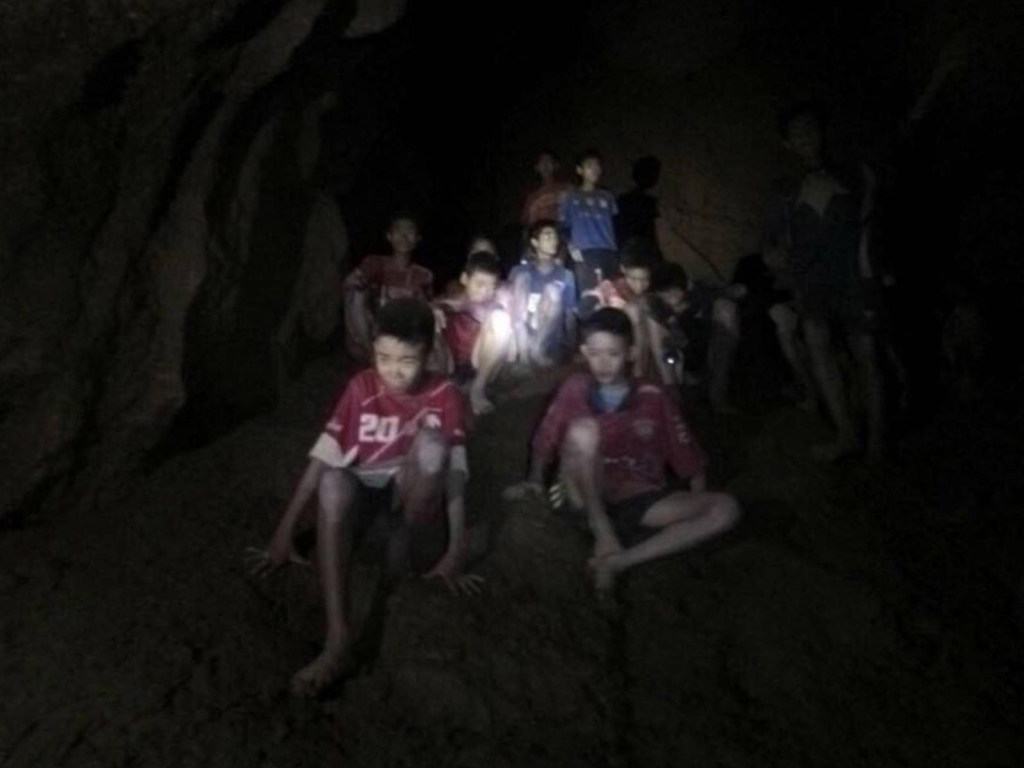 Дети застряли в пещере в Таиланде: Стартовала масштабная спецоперация по спасению