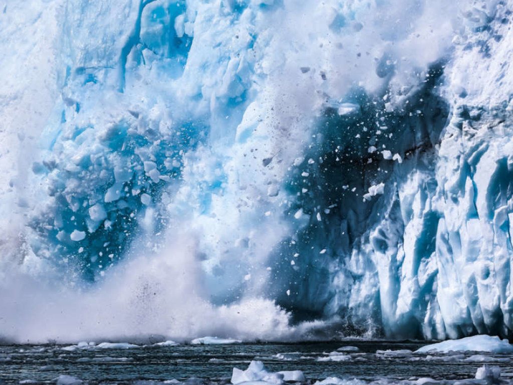 Отошел 6-киллометровый айсберг: Эпичный раскол ледника в Гренландии попал на видео