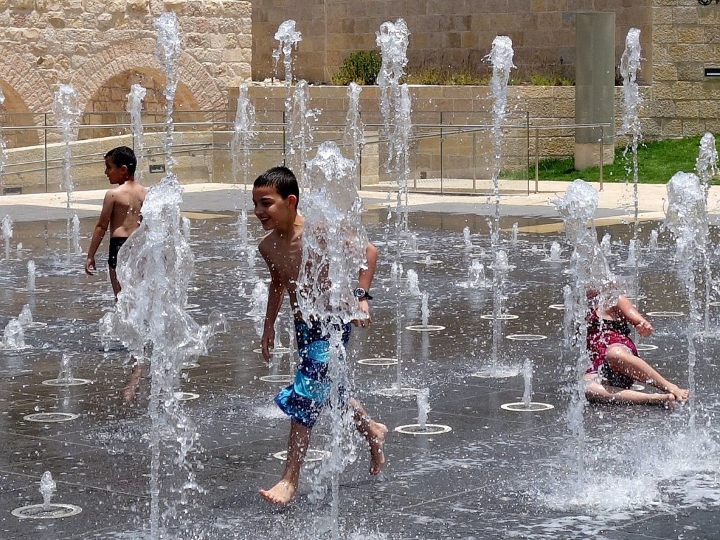 Жителям Мариуполя разрешили купаться в фонтане