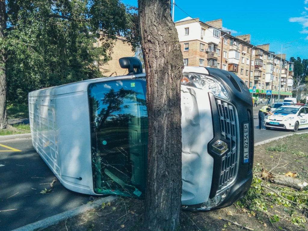 Зацепил  левое заднее колесо: В Киеве  на бульваре Вернадского столкнулись Mitsubishi и Renault  (ФОТО, ВИДЕО)