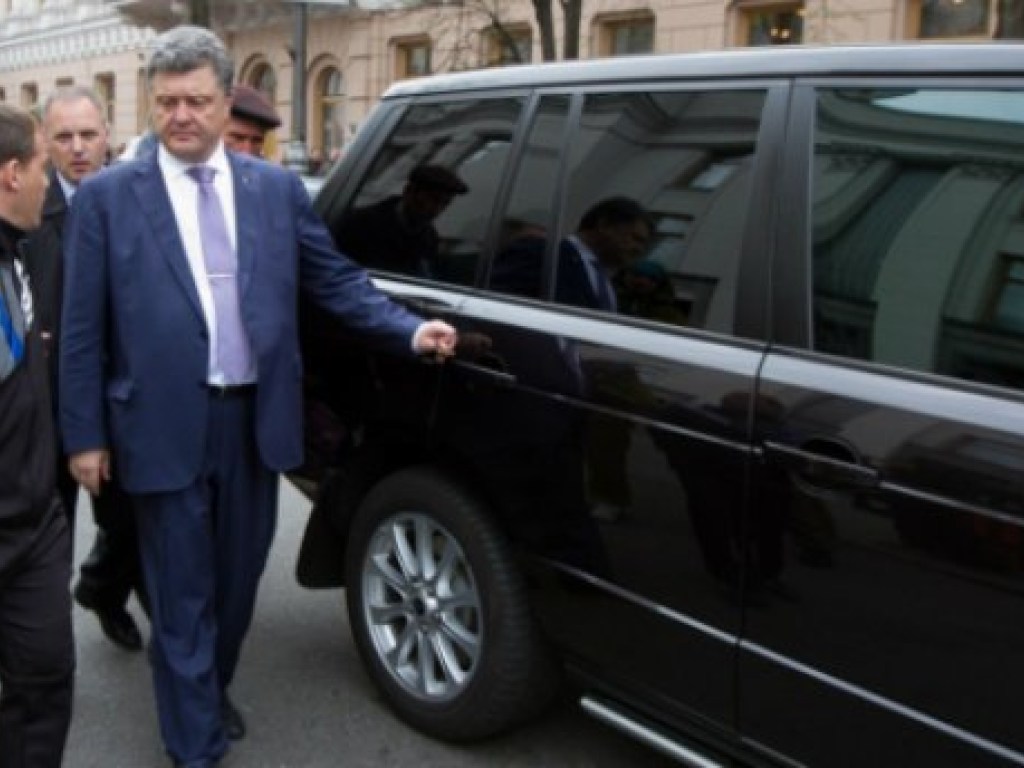 В Сеть попало видео огромного кортежа Порошенко на западной Украине
