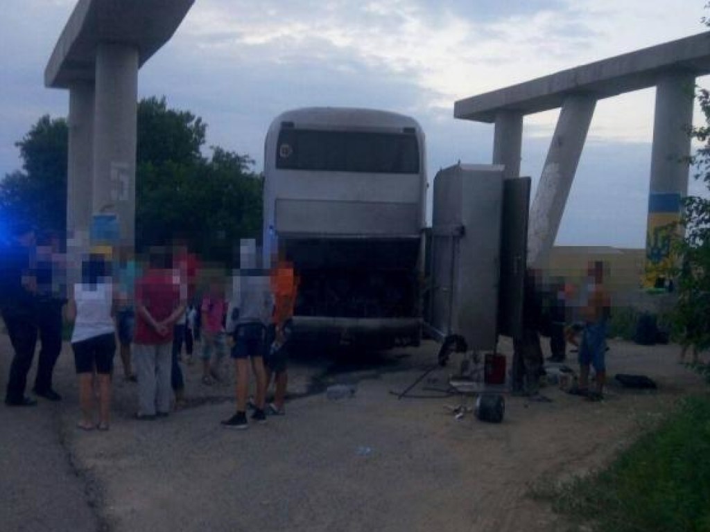 На трассе Киев – Одесса вспыхнул экскурсионный автобус с детьми (ФОТО)