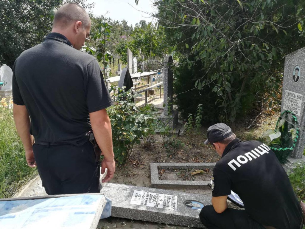 На кладбище в Одесской области буйный подросток повалил 50 надгробных крестов