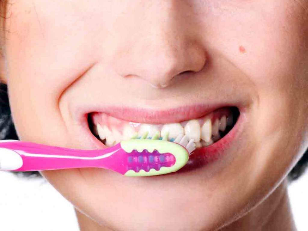 Названы 11 народных средств, отбеливающих зубы