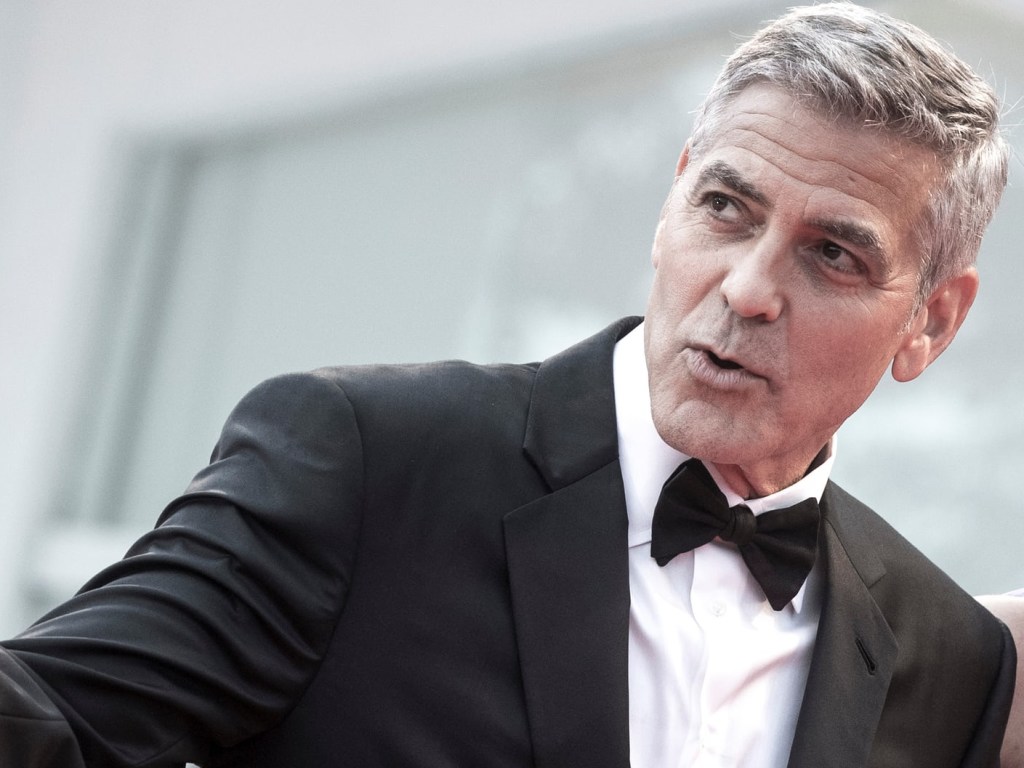 На Сардинии Джордж Клуни на мотоцикле не поделил дорогу с водителем Mercedes (ФОТО)