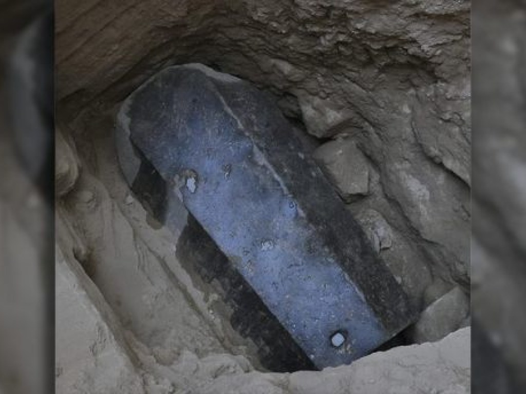 В Египте обнаружили таинственный гигантский саркофаг с головой (ФОТО)