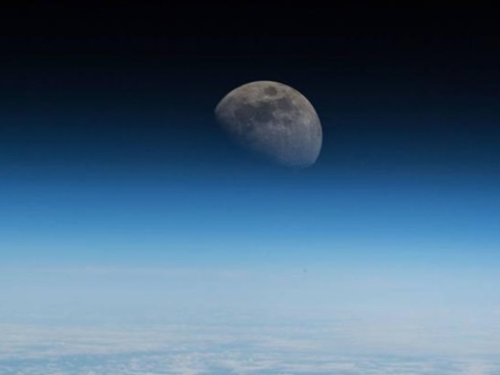 NASA показало красочный снимок снятой с МКС Луны (ФОТО)