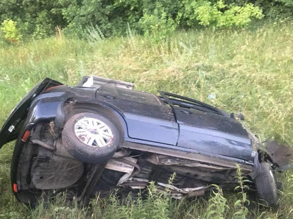 На Киевщине Ford протаранил Mercedes: один человек погиб, пятеро пострадали (ФОТО)