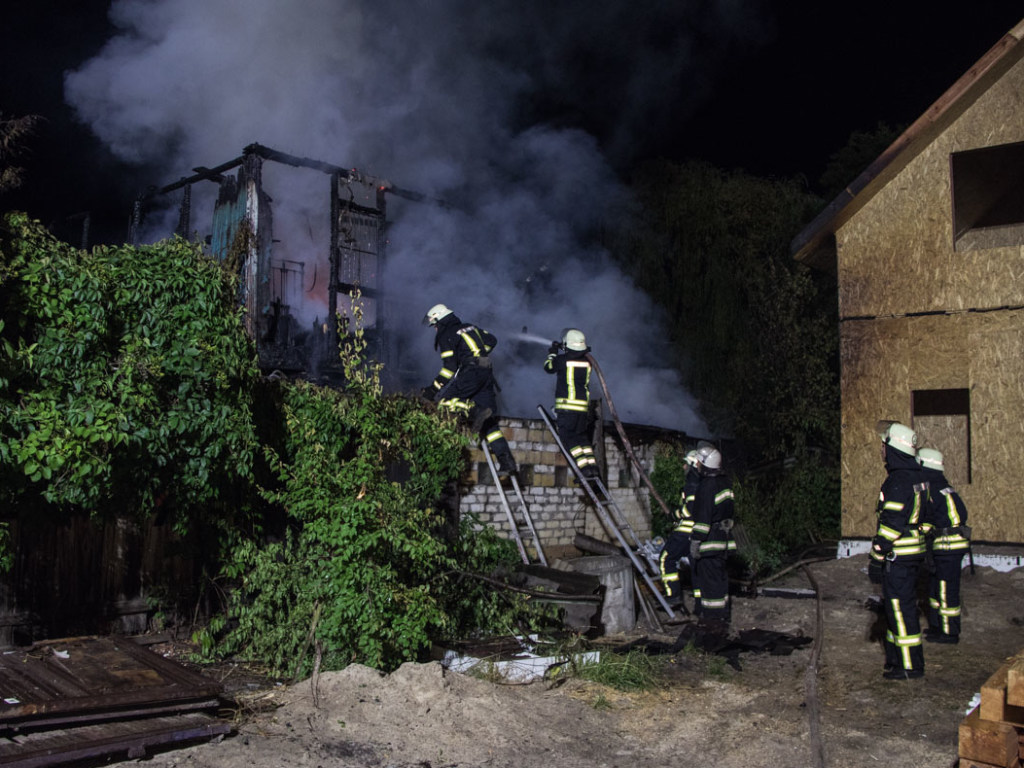 На Осокорках в Киеве ночью сгорел двухэтажный частный дом (ФОТО, ВИДЕО)