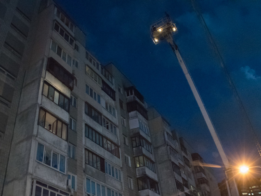 Пожар на 10 этаже:  на Позняках в Киеве спасли женщину из огненного плена (ФОТО)
