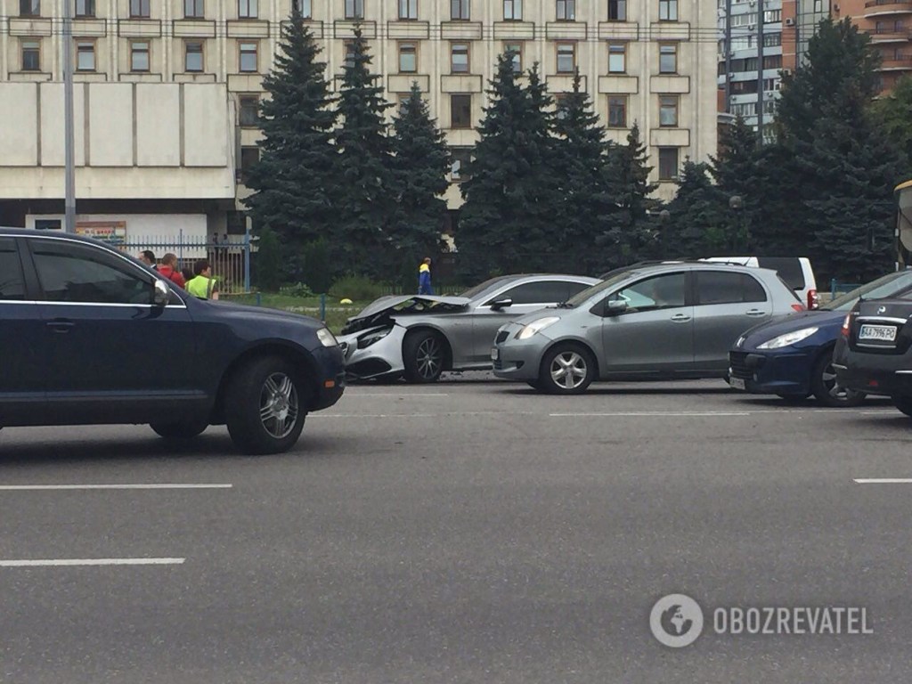 ДТП в центре Киева: «Мажоры» сняли номера со своего Mercedes (ФОТО, ВИДЕО)