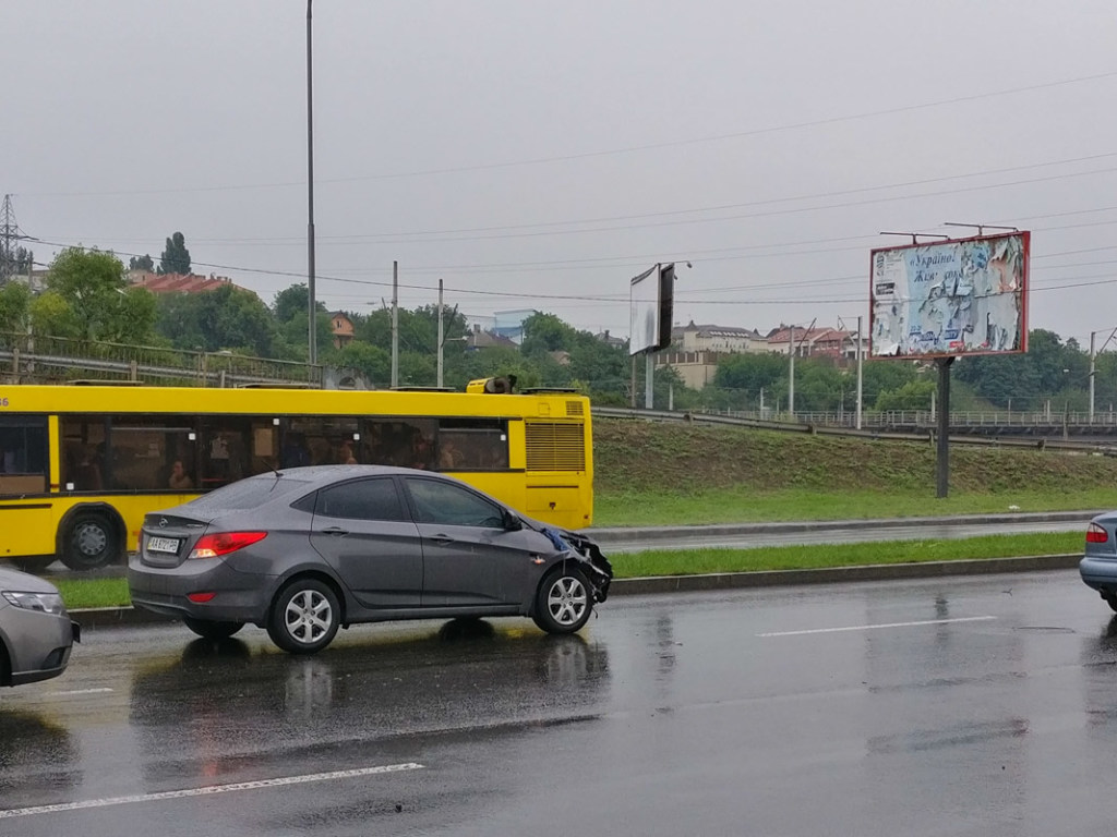 В Киеве на Саперно-Слободской женщина бросилась под колеса Hyundai (ФОТО, ВИДЕО)