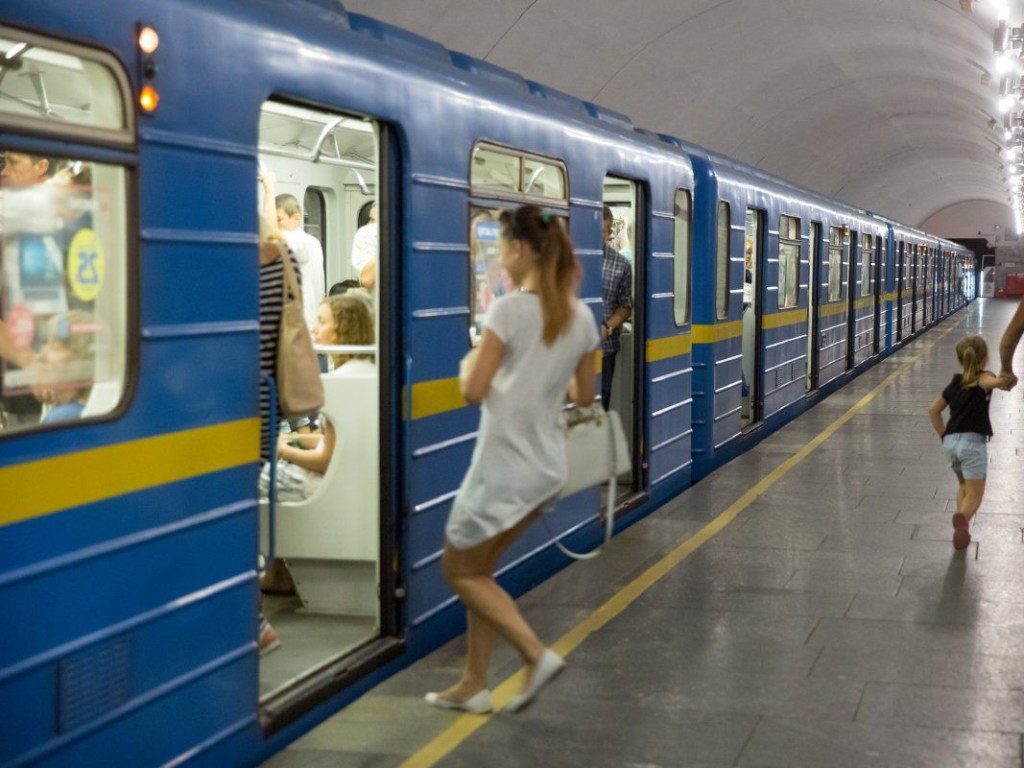 Рост стоимости проезда в метро Киева почти в два раза объяснили низкой зарплатой работников