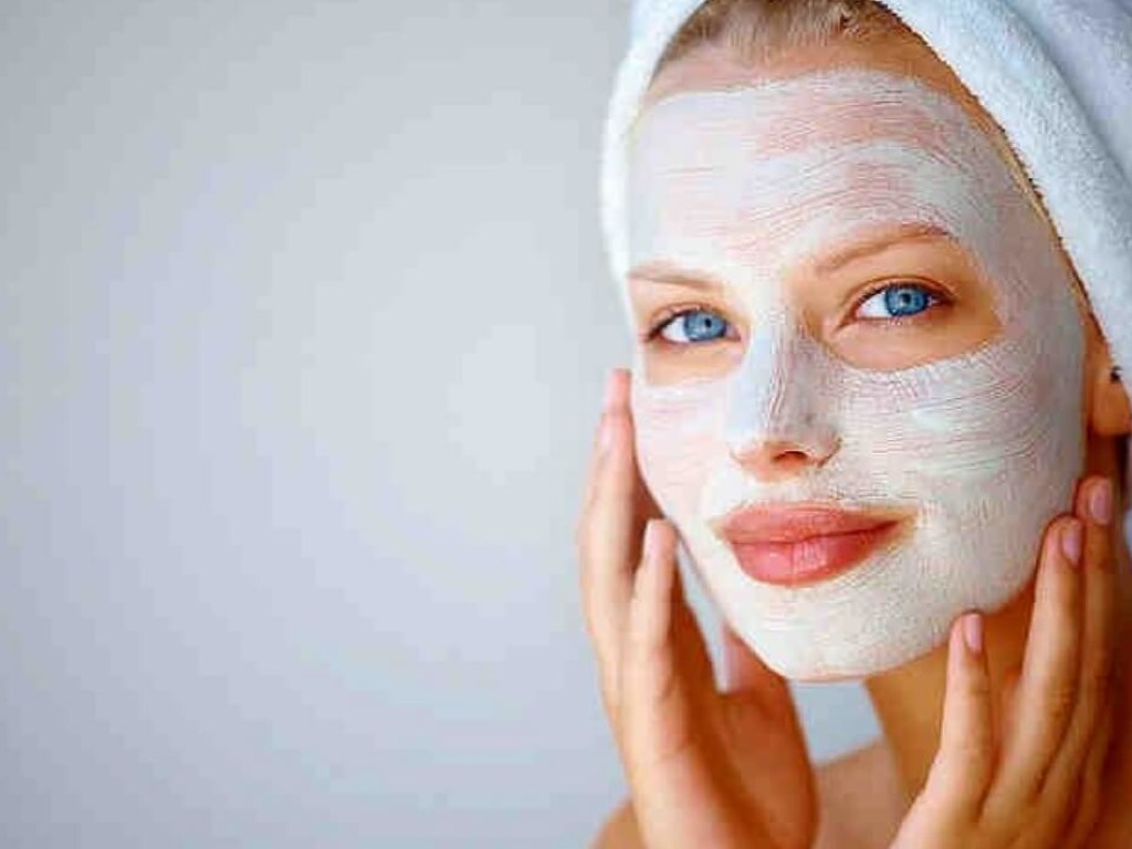 Домашняя косметология: Медовая маска защитит летом лицо от сухости