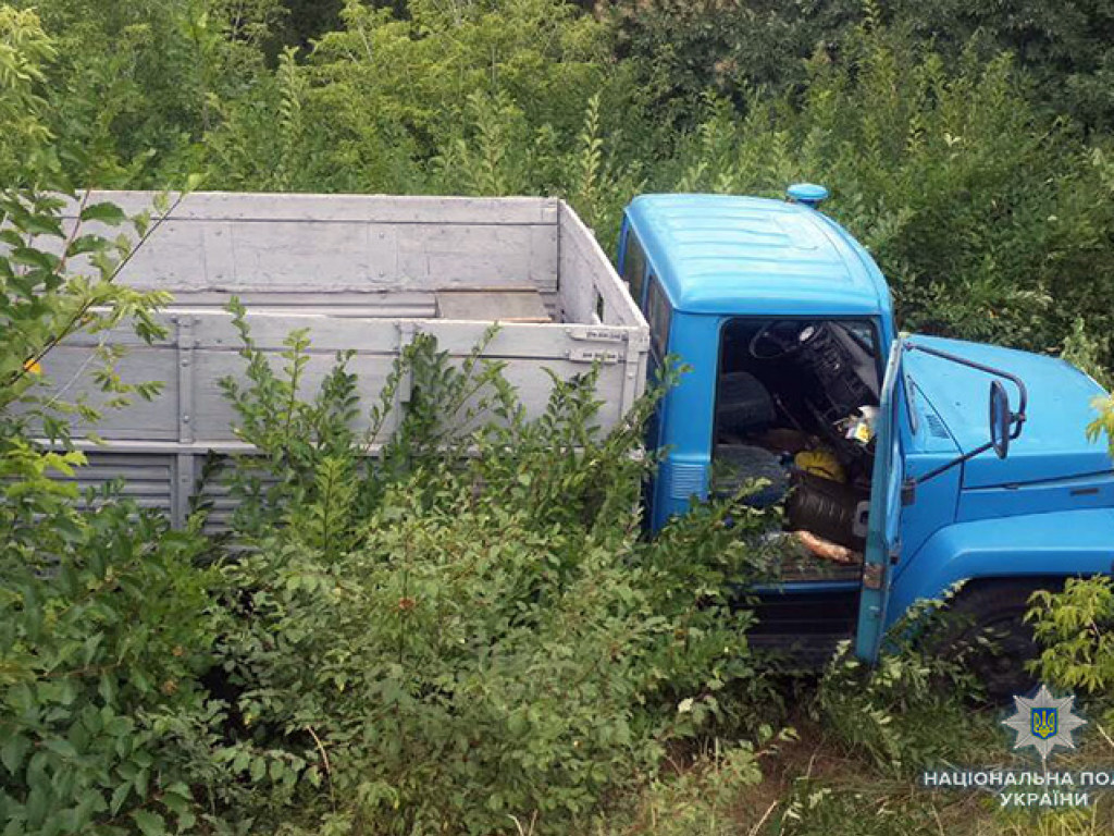 Под Запорожьем на трассе Renault протаранил военный автомобиль, есть пострадавшие (ФОТО)