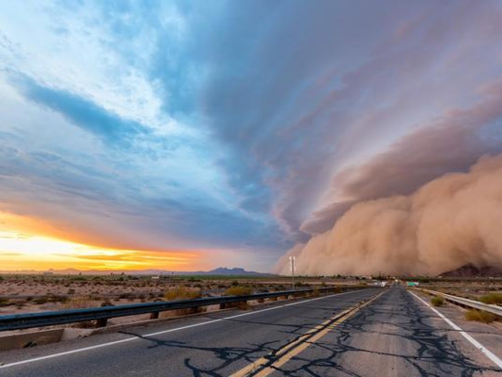 В Аризоне прошла мощная песчаная буря (ФОТО, ВИДЕО)