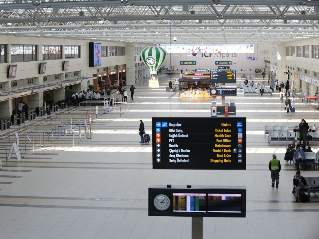В аэропорту Турции застряли 170 украинских туристов без пищи и воды