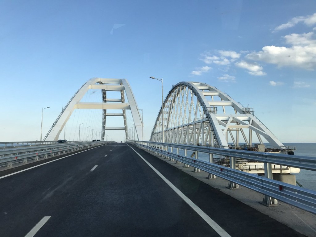 Российские СМИ: Крымский мост шатается под автомобилями