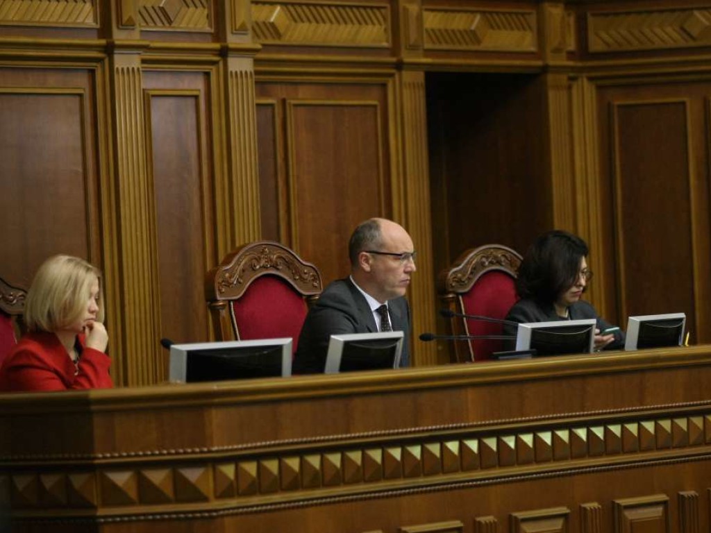 Парубий открыл утреннее пленарное заседание Верховной Рады: в зале зарегистрировано 335 депутатов